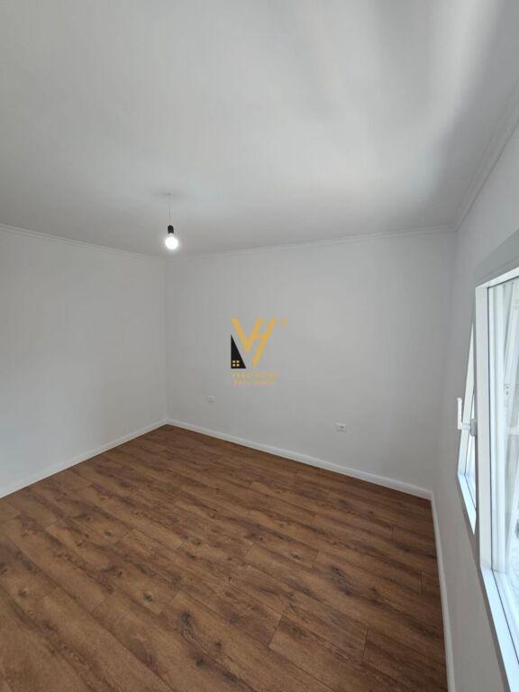 SHITET APARTAMENT 1+1+BLK TE SHKOLLA E KUQE 16.000.000 LEKE