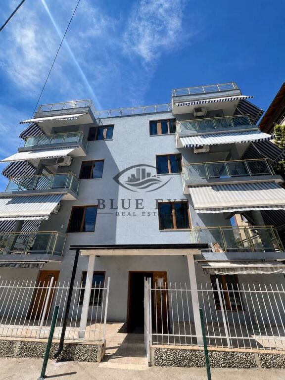 Objekt per shitje me 10 Garsoniere dhe Apartament 3+1, Kavaje!