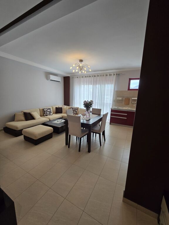 Shitet apartament 2+1+2 dhe ballkon në Zog të Zi