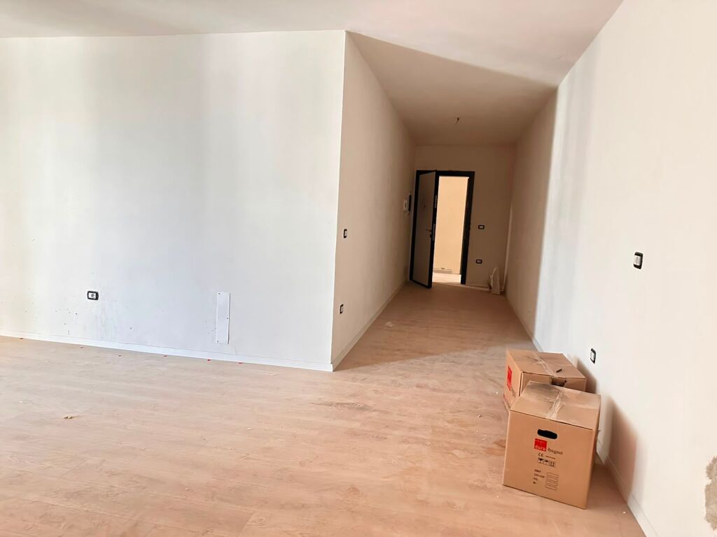 Shitet Apartament 2+1