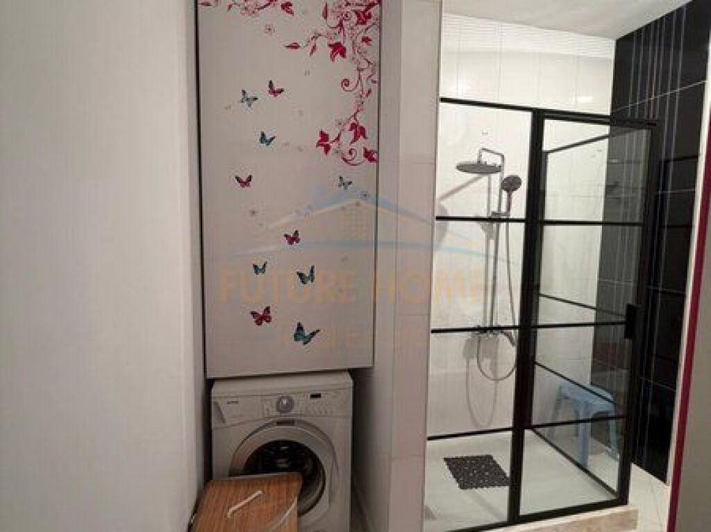 Shitet, Apartament 2+1+2, Rruga e Barrikadave, Tiranë.