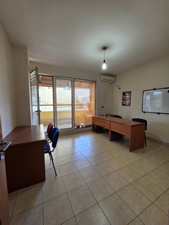 ● For Rent: OFFICE 197 m² with 2 🚾📍DON BOSCO (Opposite the Catholic Church) ⛪️ 2nd Floor, Divided into 7 Workspaces + Storage | Price: 800€ NET/Month 🔥