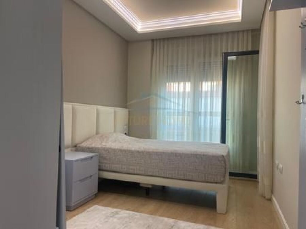 Shitet, Apartament 3+1+2 + Post Parkimi, Rruga e Kosovareve, Tiranë