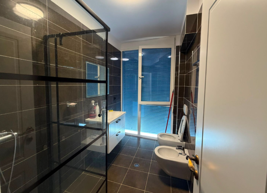 JEPET ME QIRA APARTAMENT 2+1 – RRUGA MAHMUT FORTUZI, PRANË BUSTIT VOJO KUSHI