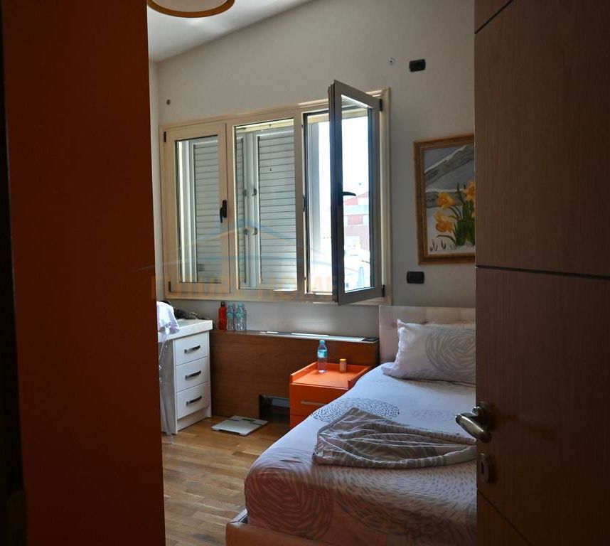 VENDESI PENTHOUSE+VERANDE PRESSO KODRA E DIELLIT