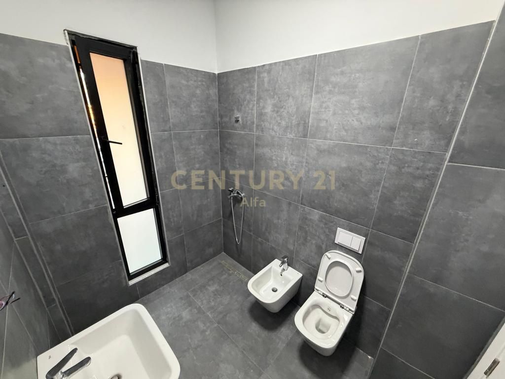 LOCALE VUOTO DI 57m² IN AFFITTO - PRESSO SQUARE 21