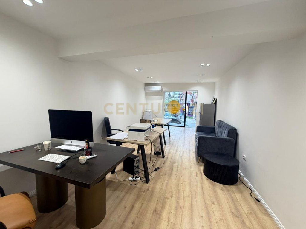 QIRA, AMBIENT 30 m² KATI 0, PRANË RRUGËS SE KOSOVARËVE