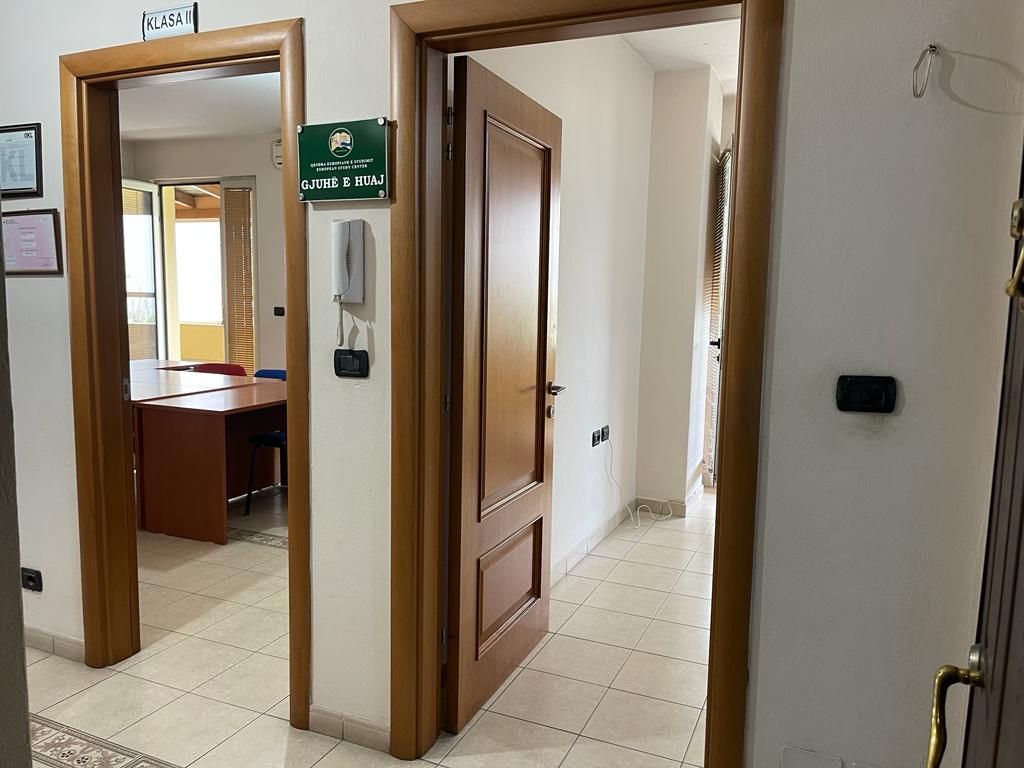 ● For Rent: OFFICE 197 m² with 2 🚾📍DON BOSCO (Opposite the Catholic Church) ⛪️ 2nd Floor, Divided into 7 Workspaces + Storage | Price: 800€ NET/Month 🔥