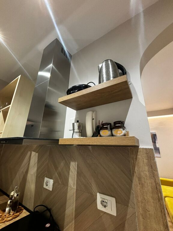 MONOLOCALE MODERNO IN VENDITA – VICINO AL BLOK