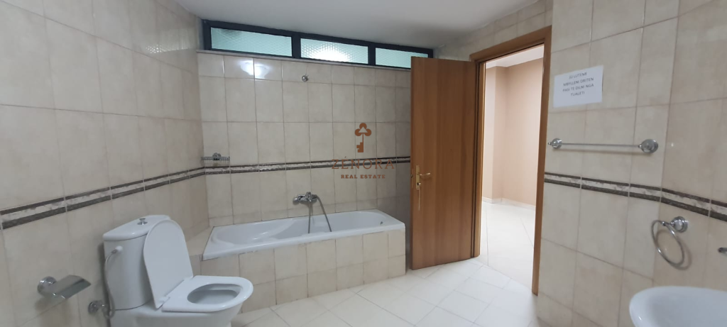 Jepet me qira zyrë ne Qender- Tirane (D41112TR)