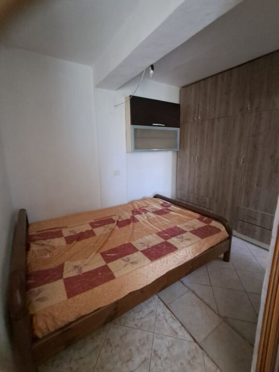 Jepet me qira shtëpi private 1+1 në zonën e Ish-Uzinës së Autotraktorëve (Shkozë) 300 Mije Leke