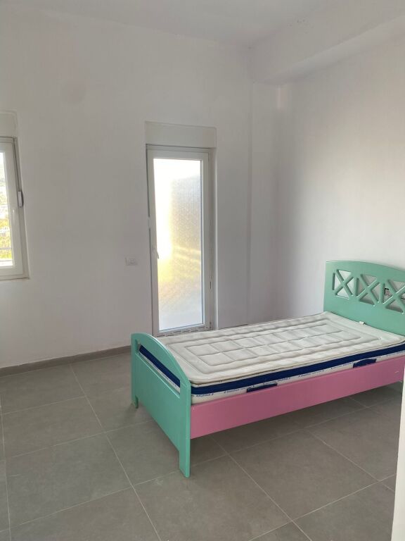 Affittasi appartamento 2+1 al Lago di Farka  Piano: 3 (abitazione) Superficie: 95m2 In fase di arredamento   Posizione: Farka, Via Ramazan Shukshu  Prezzo: 50.000 Leke/Mese