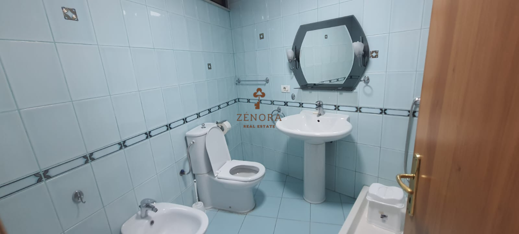Jepet me qira zyrë ne Qender- Tirane (D41112TR)