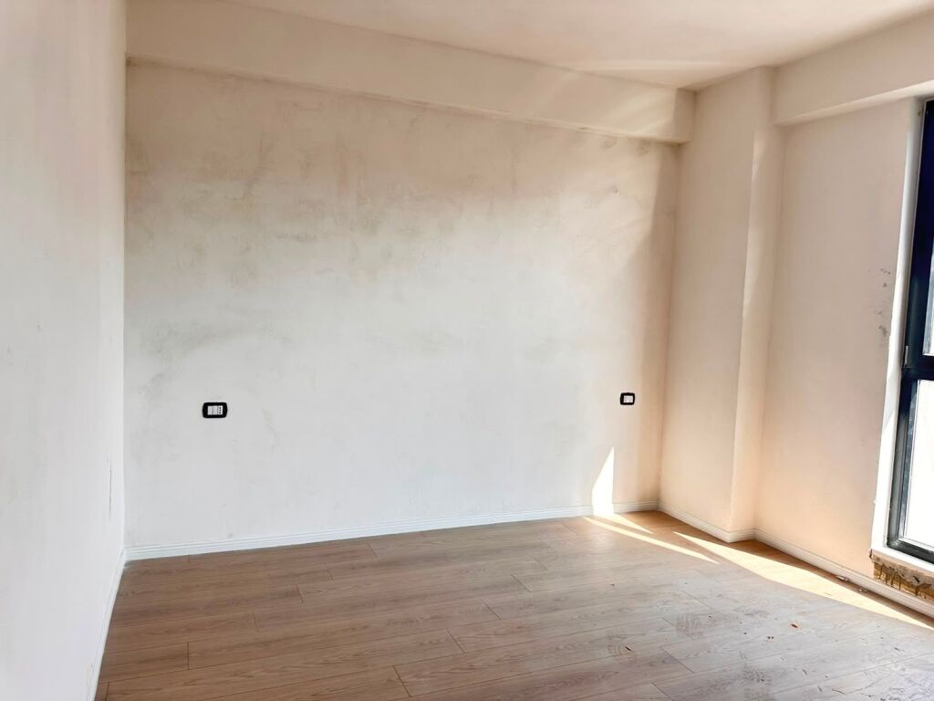 Shitet Apartament 2+1