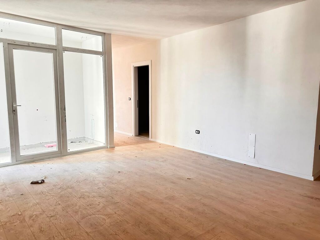 Shitet Apartament 2+1