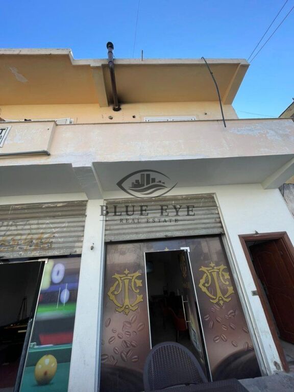 Edificio casa privata 2+1 più due locali commerciali in vendita insieme a Durrës, Vecchia palude