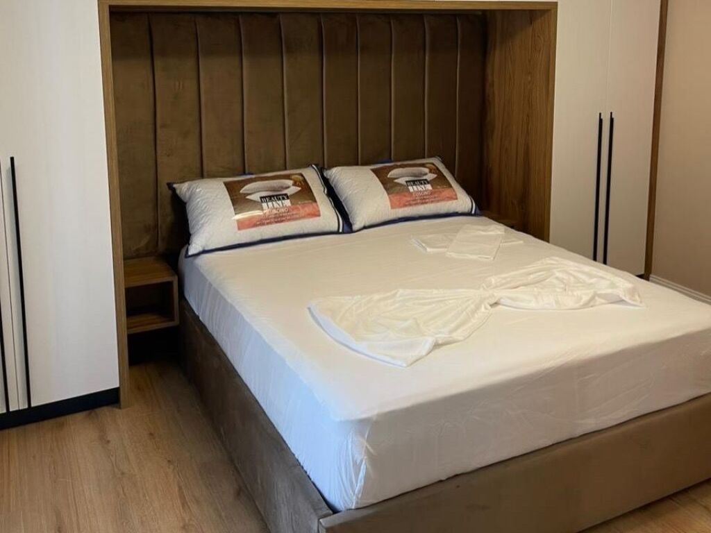 Jepet me qira apartament 1+1 +post parkimi