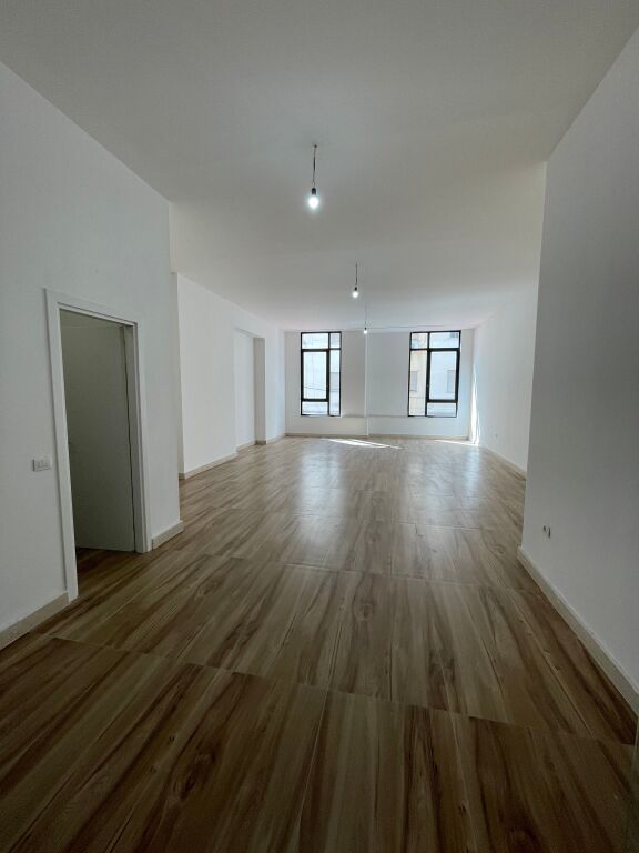 Affittasi 2 Ambienti Commerciali – 📍Donika Center, Centro, Tirana