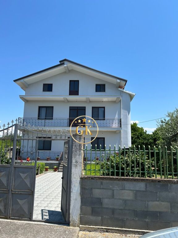 🏢✨ VILLA SU TRE PIANI IN VENDITA NELLA ZONA DI SHIJAK ✨🏢