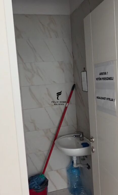 NEGOZIO IN AFFITTO 88.5 M2 COMUNE DI PARIGI 153.000 LEKE FH-80209