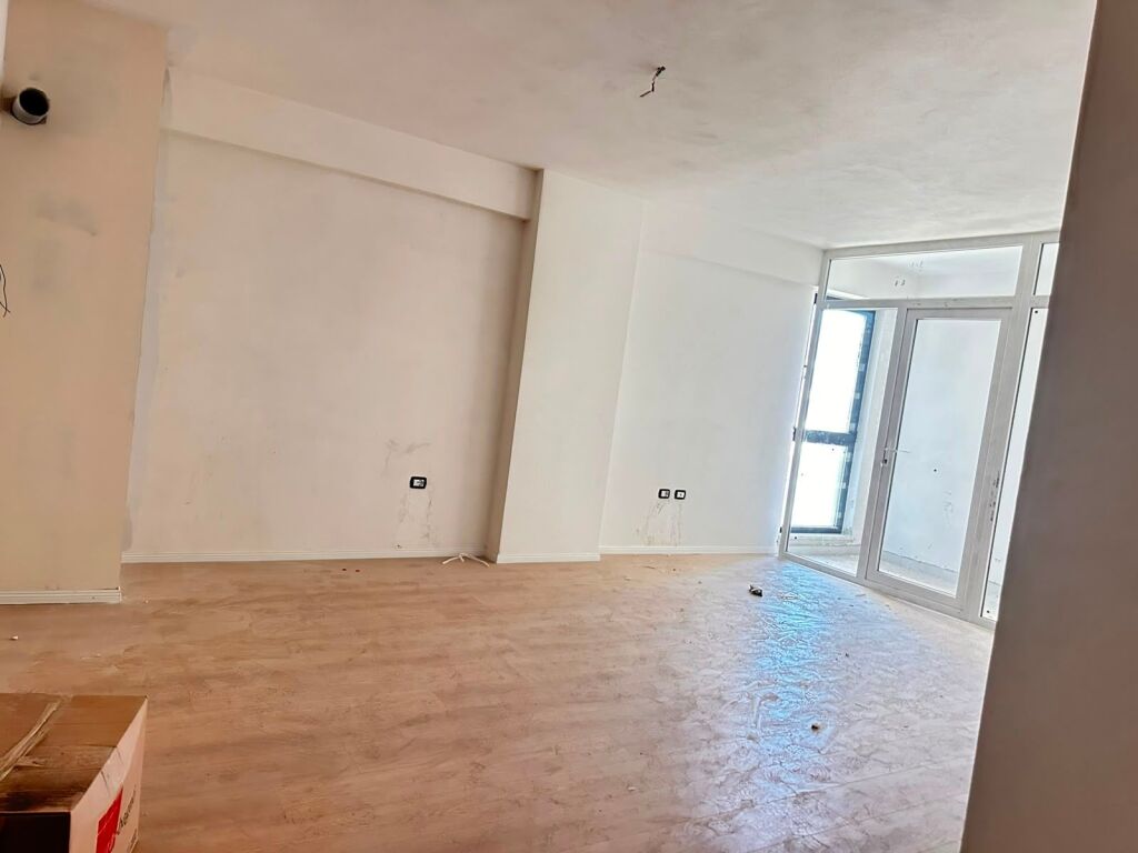 Shitet Apartament 2+1