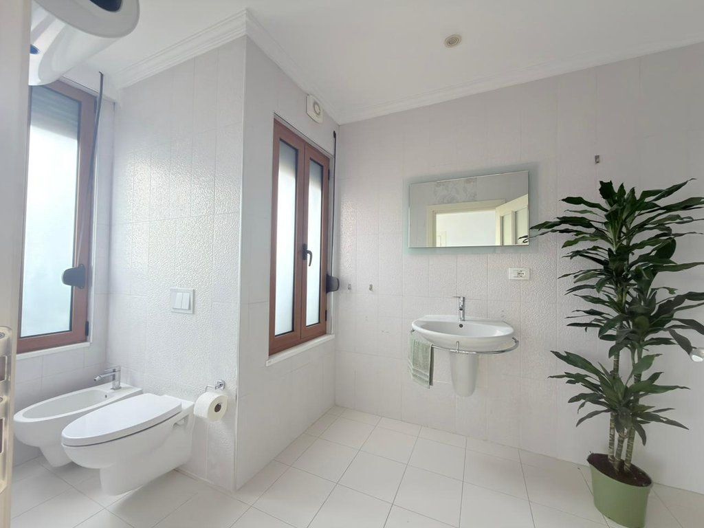Apartament 1+1 për Shitje në Bllok!