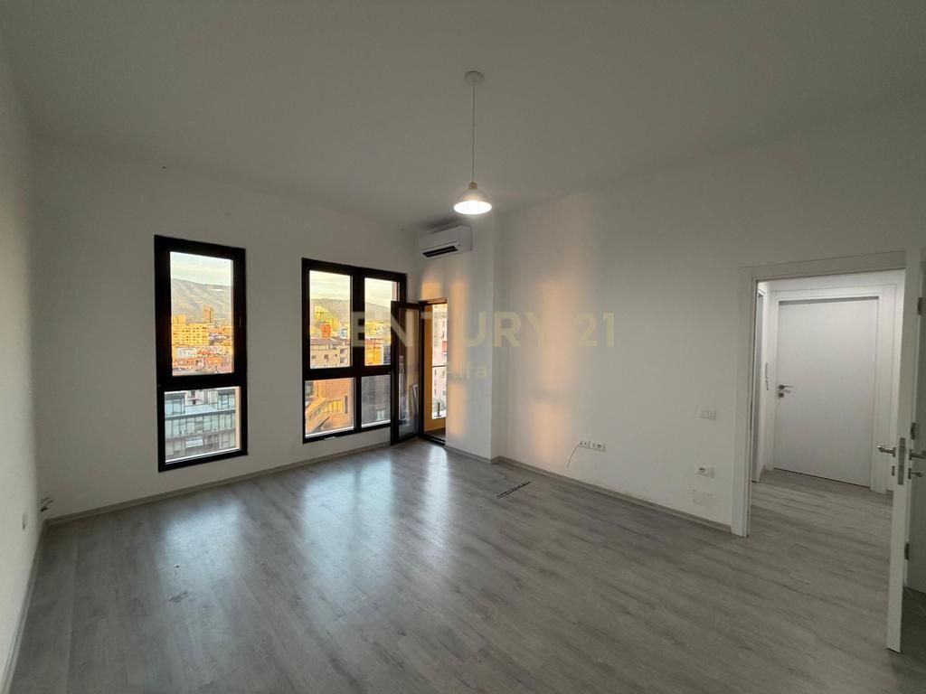 LOCALE VUOTO DI 57m² IN AFFITTO - PRESSO SQUARE 21