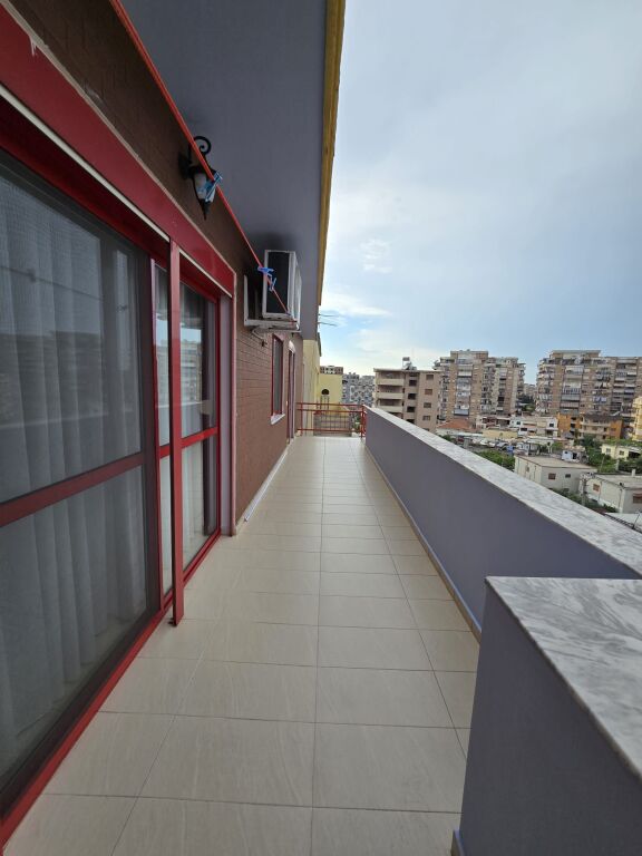 Shitet apartament 2+1+2 dhe ballkon në Zog të Zi
