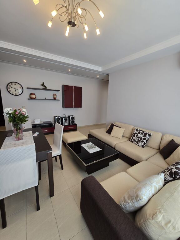 Shitet apartament 2+1+2 dhe ballkon në Zog të Zi