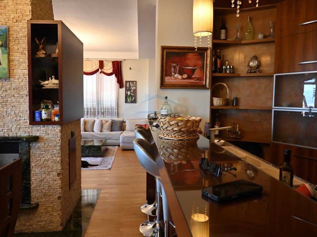 VENDESI PENTHOUSE+VERANDE PRESSO KODRA E DIELLIT