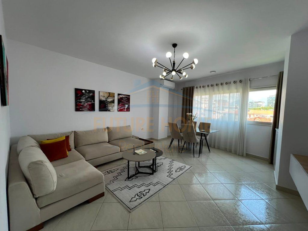 Shitet, Apartament 2+1, Komuna e Parisit