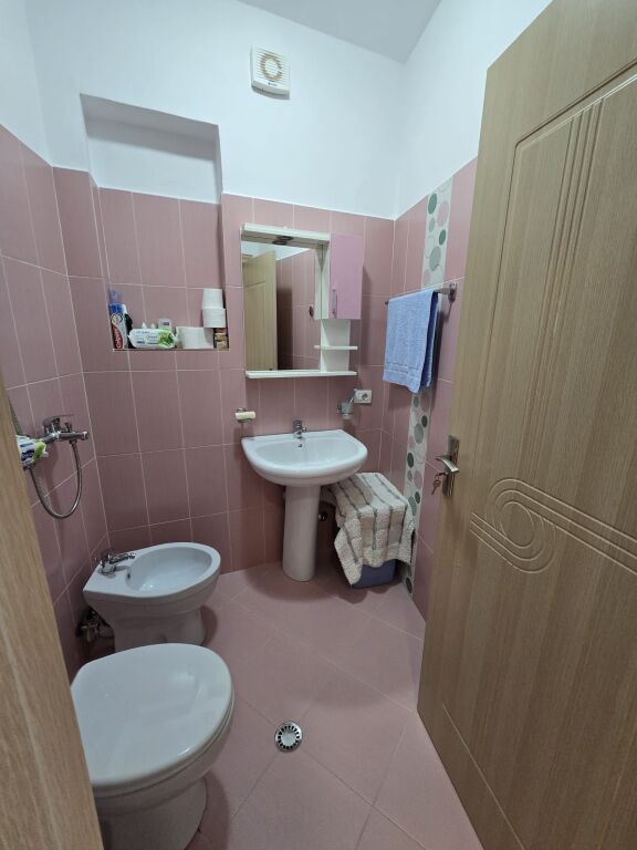 Shitet apartament 2+1+2 dhe ballkon në Zog të Zi