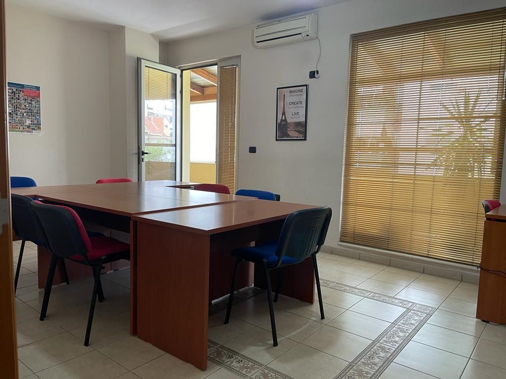 ● For Rent: OFFICE 197 m² with 2 🚾📍DON BOSCO (Opposite the Catholic Church) ⛪️ 2nd Floor, Divided into 7 Workspaces + Storage | Price: 800€ NET/Month 🔥