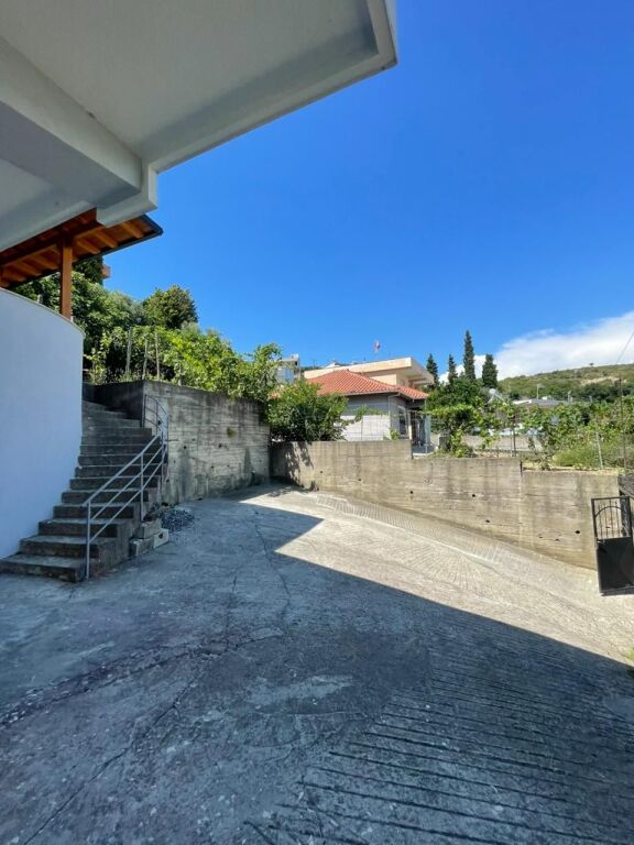 Villa su due piani in vendita a Durazzo, ex fabbrica di mattoni