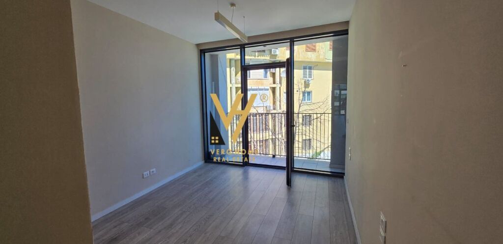 JEPET ZYRE 102 M2 ME QERA TE LAKE VIEW 1.500 EURO