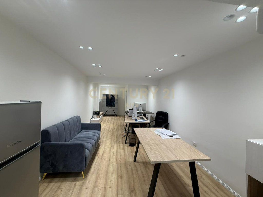 QIRA, AMBIENT 30 m² KATI 0, PRANË RRUGËS SE KOSOVARËVE