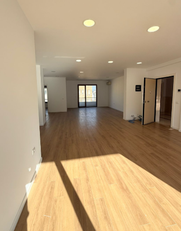 🏢 JEPET ME QIRA AMBIENT ZYRE, KOMPLEKSI DELIJORGJI