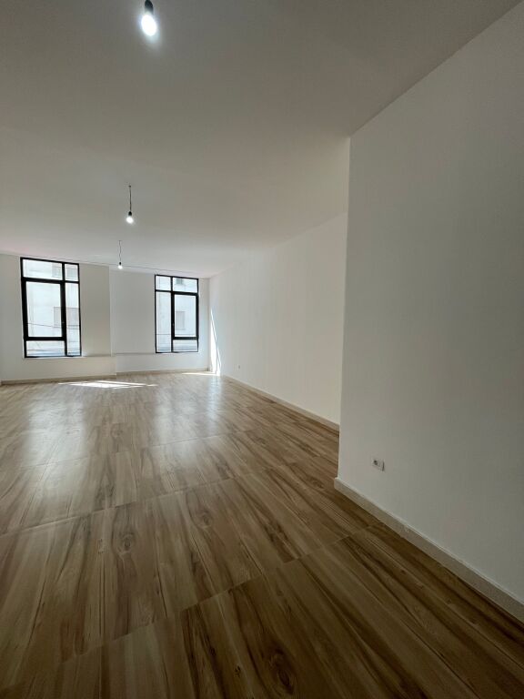 Affittasi 2 Ambienti Commerciali – 📍Donika Center, Centro, Tirana