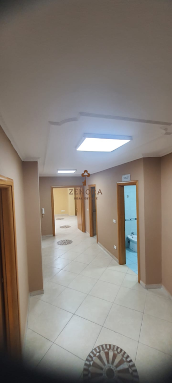 Jepet me qira zyrë ne Qender- Tirane (D41112TR)