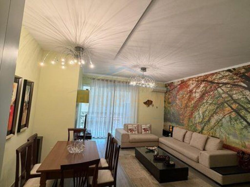 Shitet, Apartament 2+1+2, Rruga e Barrikadave, Tiranë.