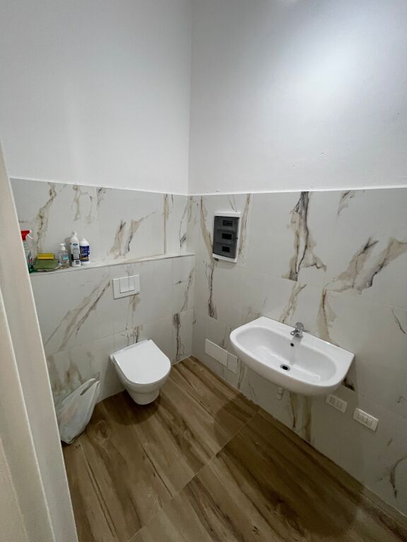 Affittasi 2 Ambienti Commerciali – 📍Donika Center, Centro, Tirana