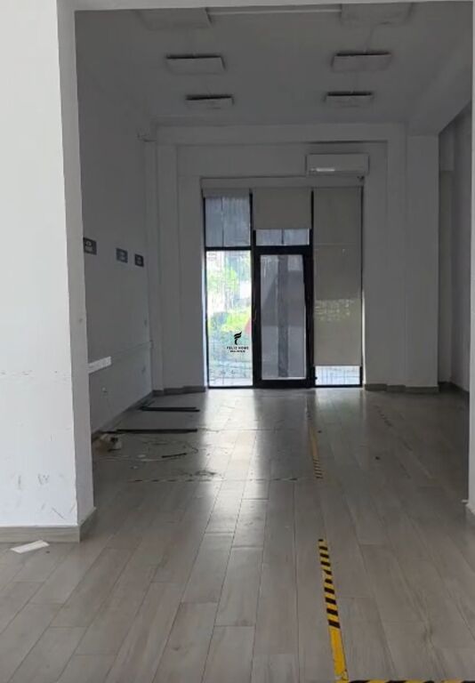 NEGOZIO IN AFFITTO 88.5 M2 COMUNE DI PARIGI 153.000 LEKE FH-80209