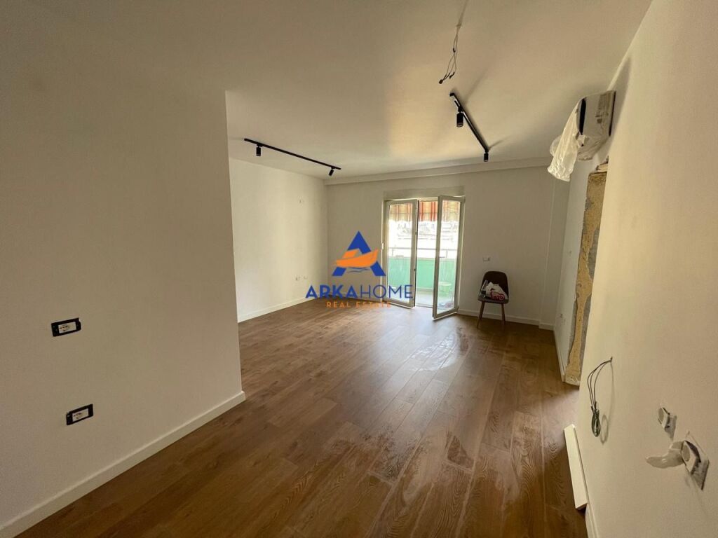 JEPET APARTAMENT 1+1 ME QERA "TEK AIR ALBANIA" 1000 EURO
