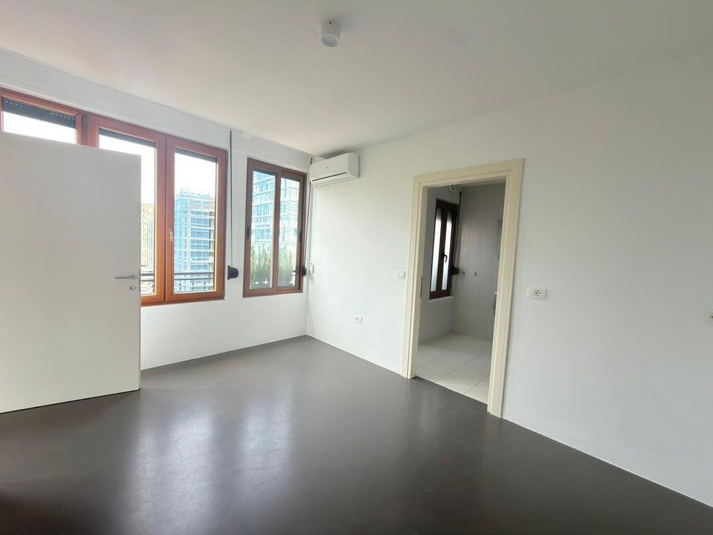 Apartament 1+1 për Shitje në Bllok!