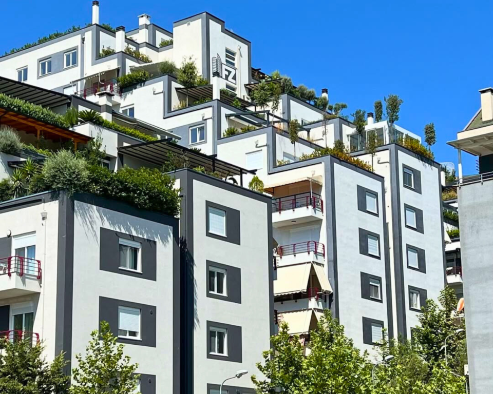 Apartament 2+1 me Verandë dhe Oborr Privat – Liqeni i Thatë, Tiranë