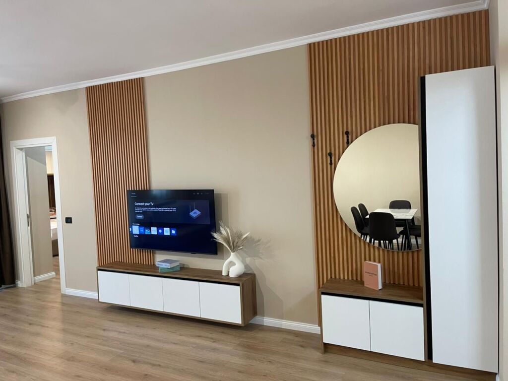 🏡 Jepet me qira apartament 1+1 + post parkimi 📍 Rruga e Kosovarëve, pranë Conad  🚗 Post parkimi i përfshirë  💶 Çmimi: 950€/muaj