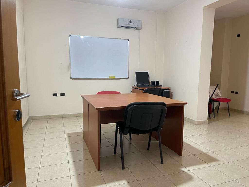 ● For Rent: OFFICE 197 m² with 2 🚾📍DON BOSCO (Opposite the Catholic Church) ⛪️ 2nd Floor, Divided into 7 Workspaces + Storage | Price: 800€ NET/Month 🔥