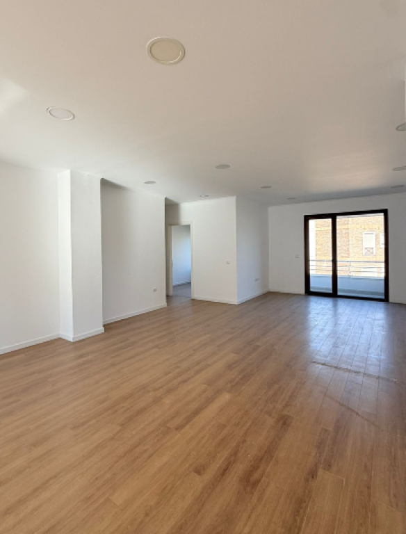 🏢 JEPET ME QIRA AMBIENT ZYRE, KOMPLEKSI DELIJORGJI