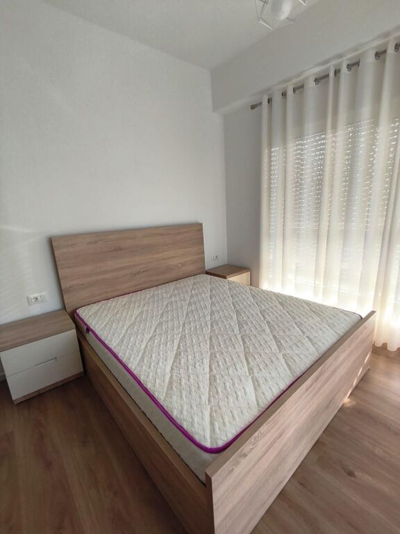 Jepet me qera Apartamenti 2+1+2 në zonën e Ali Demit Kompleksi Kaimi 500 mije leke te vjetra