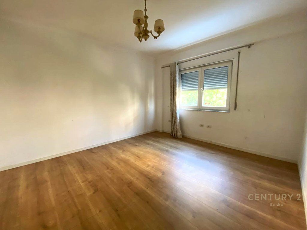 Jepet me Qira Ambient 4+1+2 + 2 Poste Parkimi ne Don Bosko!
